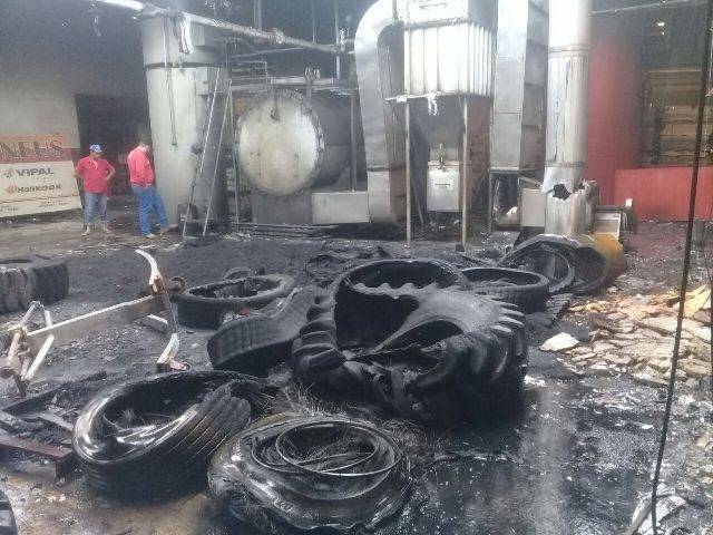 Veja fotos: incêndio atinge recauchutadora de pneus em Vilhena; polícia acionou Bombeiros