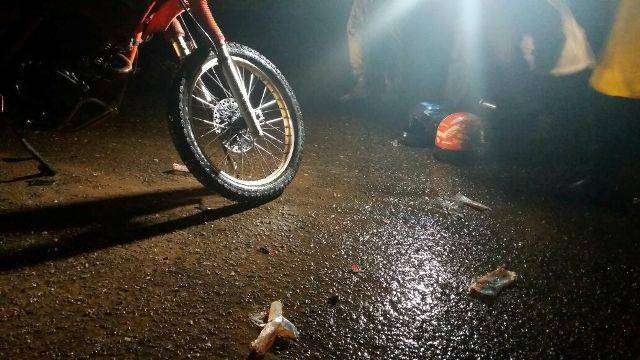 Casal sofre ferimentos graves após choque entre moto e caminhão na saída de frigorífico, em Vilhena