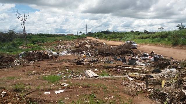 Vilhena: em bairro popular, lixão desafia autoridades e cratera ameaça avançar sobre casas populares