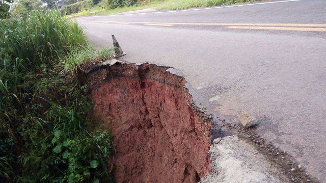 Tragédia anunciada: cratera avança sobre rodovia federal no Cone Sul e pode provocar mortes