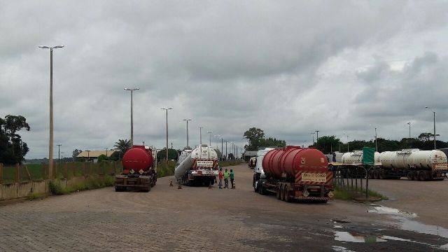 Tanque com 29 toneladas de composto combustível cai de caminhão no Posto Fiscal de Vilhena
