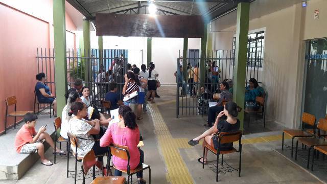Centenas de pais de alunos se irritam durante rematrículas em escolas públicas de Vilhena 