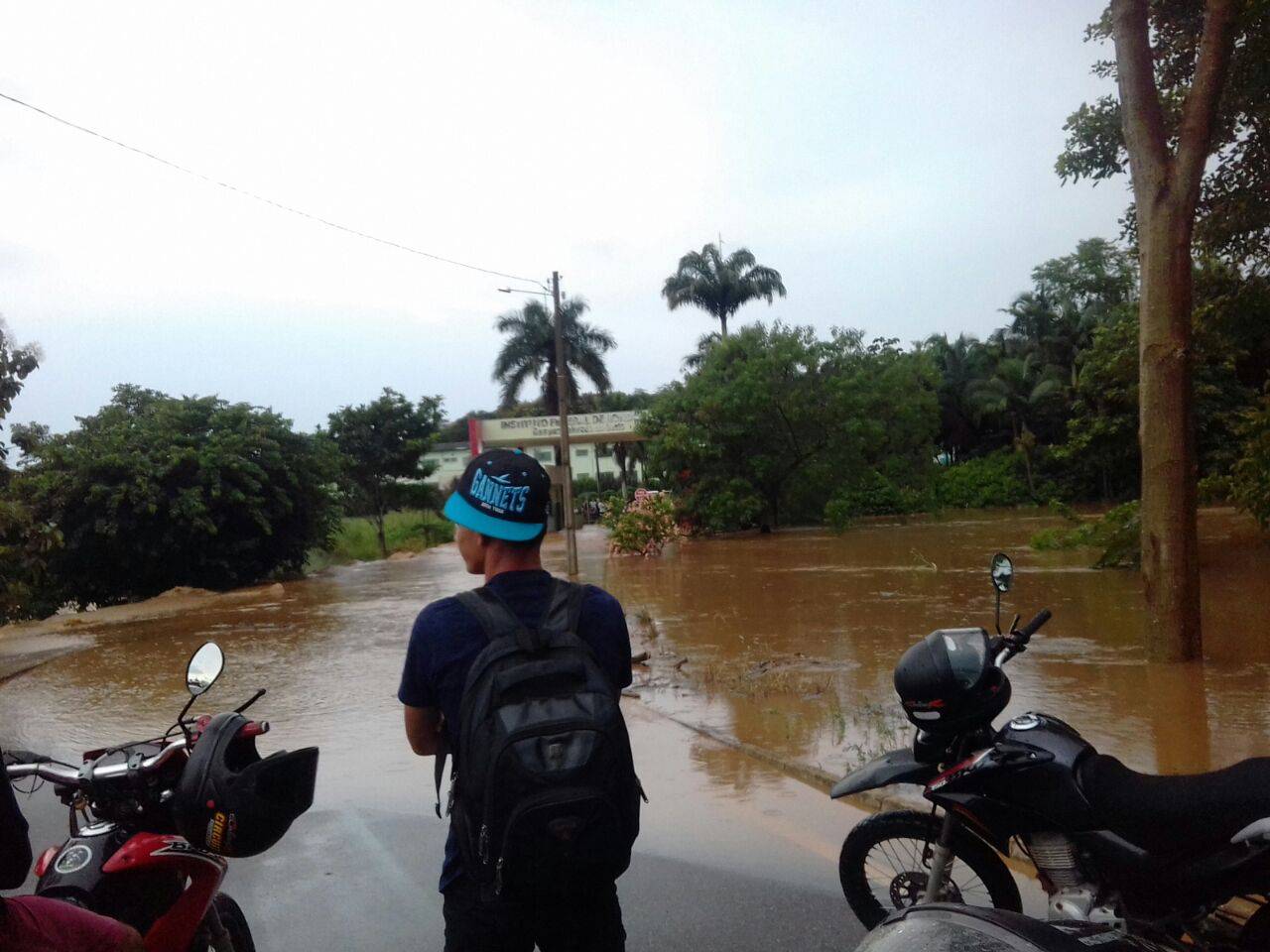 Chuva forte transborda igarapé em Colorado e água invade acesso ao IFRO e parte da BR-435