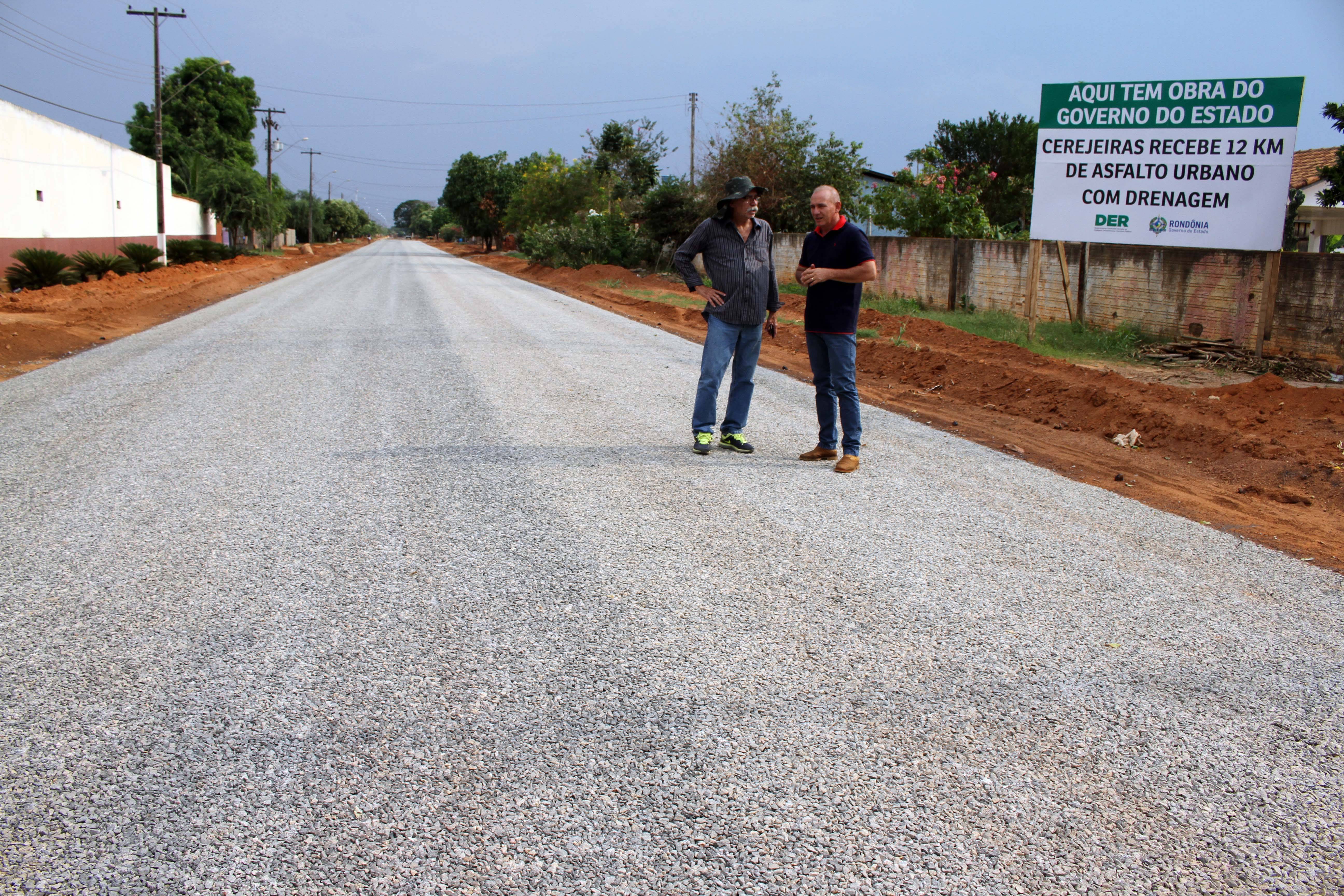 Asfaltamento de 12 km de ruas em Cerejeiras falta apenas a conclusão do meio fio 