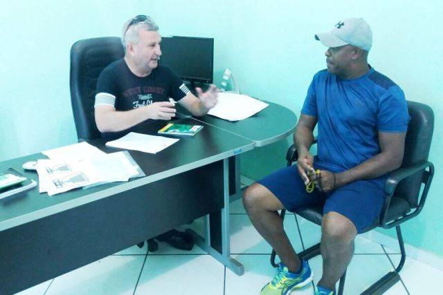 Secretário de Esportes Natal Jacob recepciona técnico do Barcelona Alex Oliveira