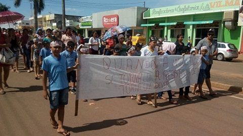 Cerejeiras: mobilização contra fechamento de escolas rurais é marcado por passeata e protestos em frente à Prefeitura e MP