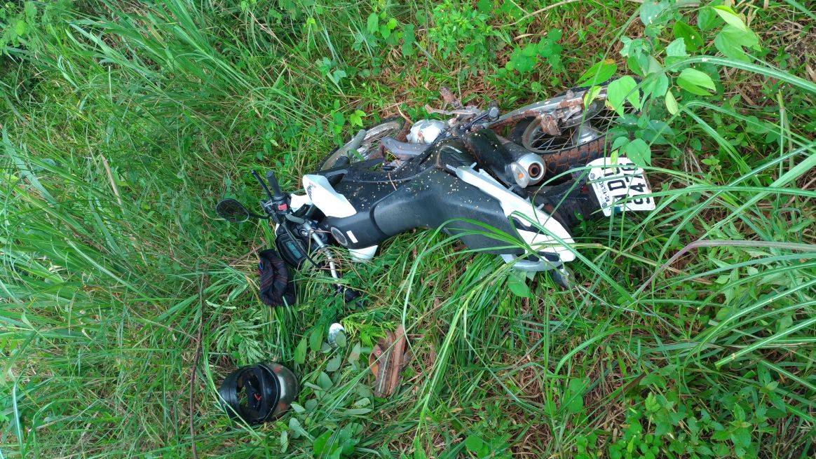 Polícia Militar encontra moto jogada em matagal em Pimenteiras; veículo havia sido furtado em Cerejeiras