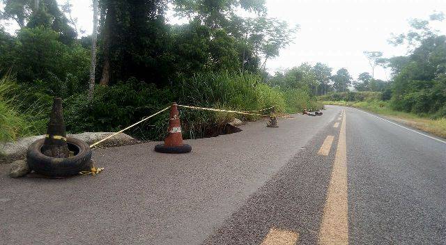 Cratera avança, pista de rodovia racha e cidades do Cone Sul podem ficar isoladas após chuvas