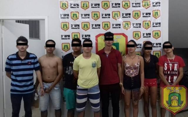 Motociclista barbariza no trânsito e oito são presos em Vilhena; menores bebiam e usavam drogas