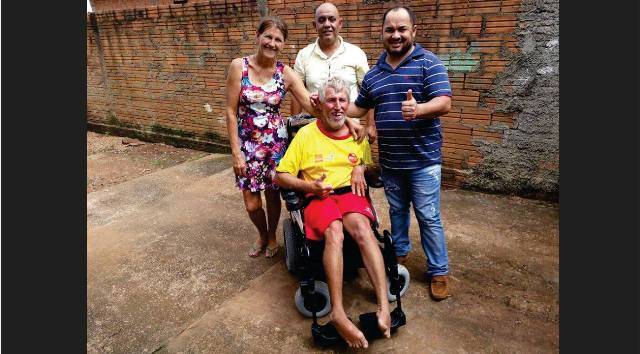 Vereador se emociona ao entregar cadeira de rodas em Vilhena; vítima de paralisia vende produtos de limpeza