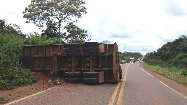 Reboque de carreta conduzida por vilhenense se solta e atinge outra na BR 364, próximo a Pimenta Bueno