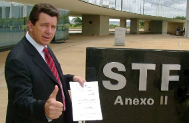 Cassol vai começar a cumprir pena alternativa limpando escola em Brasília, mas mantém candidatura