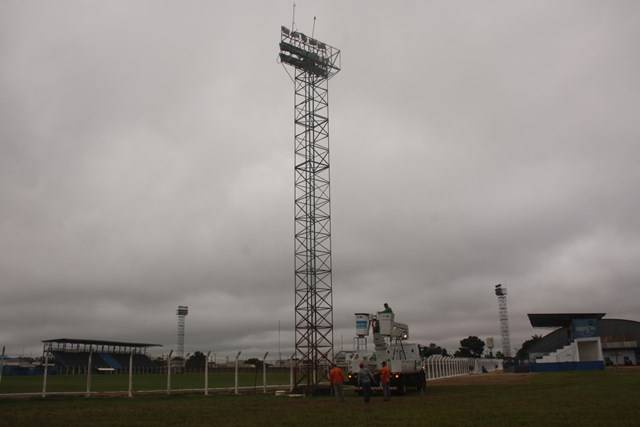 Às vésperas da abertura do Campeonato Estadual, refletores do Portal da Amazônia passam por serviços de manutenção 