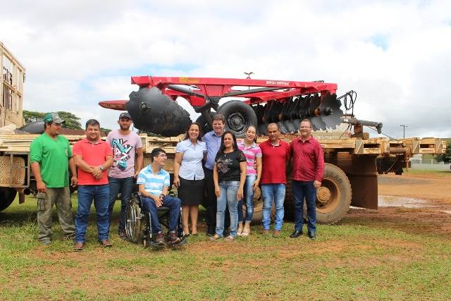 Deputada Rosangela Donadon entrega grade aradora à Secretaria de Agricultura de Vilhena