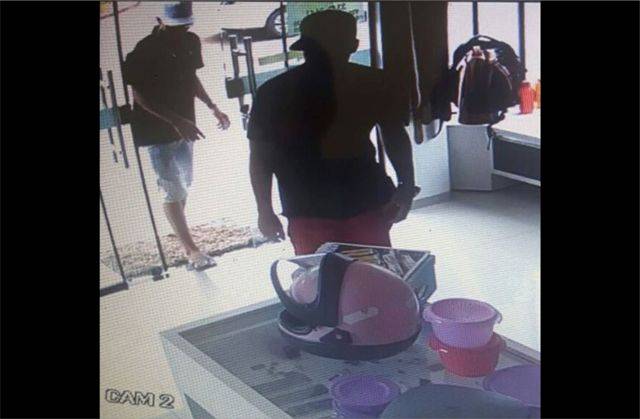 Homens armados roubam moto de professora e assaltam loja em Cerejeiras; câmeras filmam