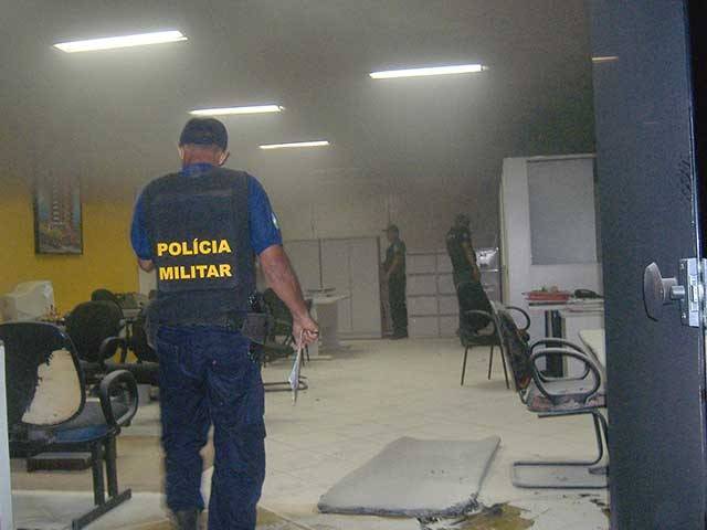 VÂNDALOS ATEIAM FOGO EM ESCRITÓRIO DE IMOBILIÁRIA
