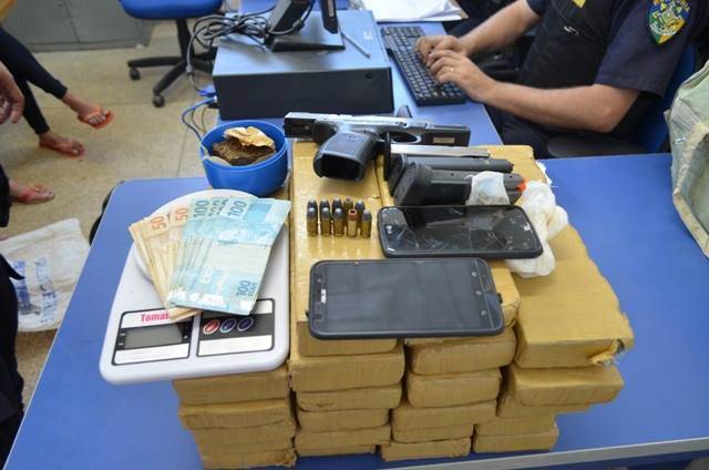 Mulher de 23 anos com filho recém nascido é presa com quase 20 kg de maconha em Vilhena