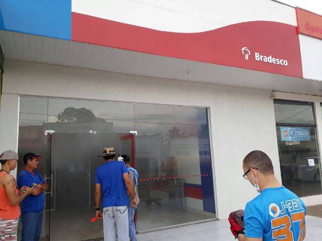 Agência do Bradesco em Chupinguaia amanhece pegando fogo; peritos de Vilhena são mobilizados