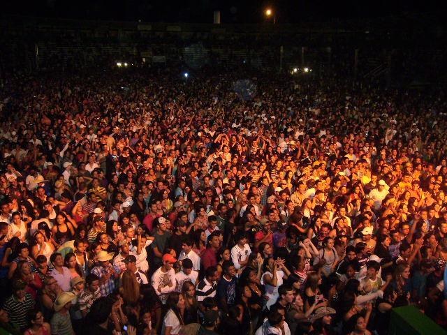 PRIMEIRA NOITE DA EXPOVIL NÃO REGISTRA INCIDENTES E ATRAI 25 MIL PESSOAS