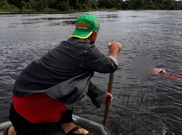 Pescador encontrou garoto de 5 anos que morreu afogado no rio Guaporé, em Pimenteiras; cidade se comove