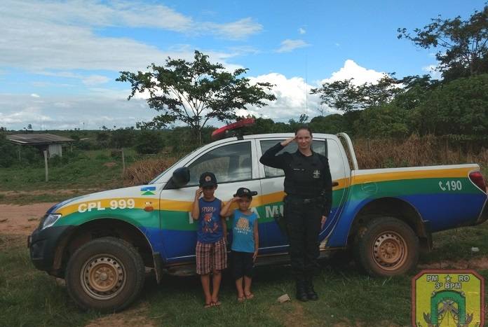 Cone Sul: crianças prestam continência a viatura da PM e casal de policiais retribui “emprestando” gorros