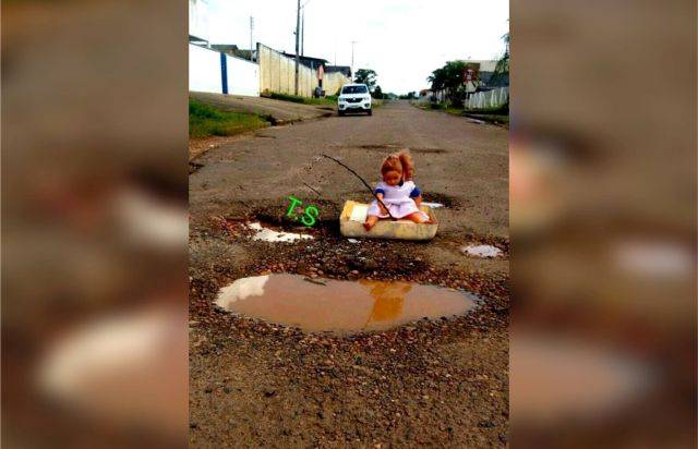 Moradores usam “boneca pescadora” para protestar contra buracos nas ruas de Colorado do Oeste