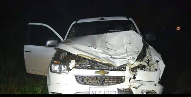 Indo de Vilhena para Pimenta Bueno, carro de deputado fica destruído após atingir bezerro na BR 364