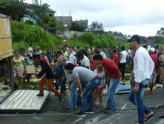 FOTOS E VÍDEO: carreta com 27 toneladas de carne de Rondônia tomba e é saqueada no Paraná