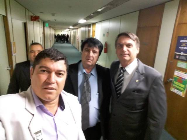 Vereador de Colorado do Oeste tieta Bolsonaro em Brasília e apanha no Facebook por ruas esburacadas