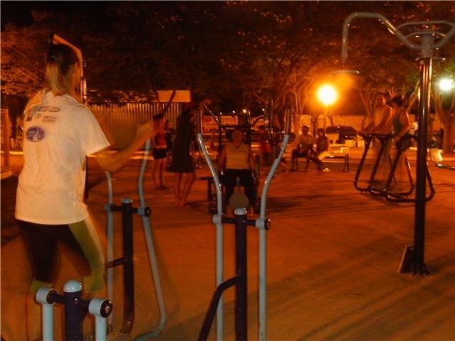 MALHAÇÃO: ACADEMIA DE GINÁSTICA EM PRAÇA PÚBLICA ATRAI GENTE DE TODAS AS IDADES