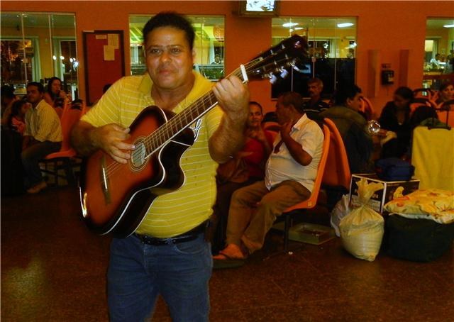 SERTANEJO EMOCIONA PÚBLICO EM RODOVIÁRIA E ARRECADA PARA FAZER CIRURGIA