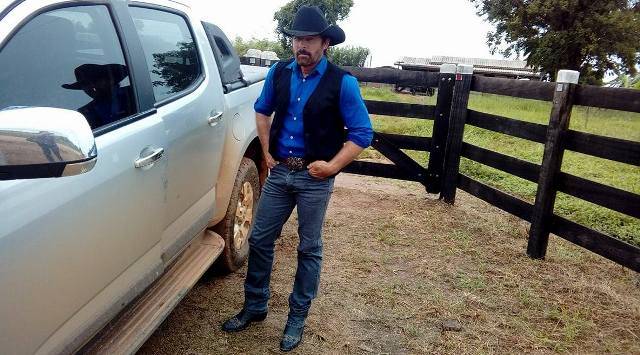 Parecido com Chuck Norris, pecuarista de Corumbiara faz sucesso na cidade e nas redes sociais