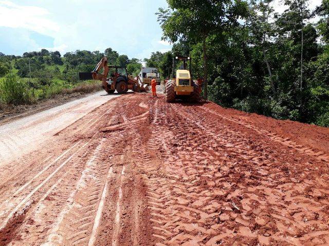 Após queixas e ofícios da PRF, DNIT inicia obras em cratera de rodovia que liga Vilhena a Colorado