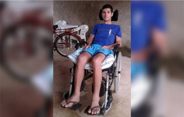 Amigos se mobilizam para ajudar vendedor que ficou tetraplégico após “mata leão” em casa noturna de Vilhena