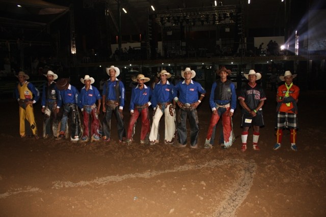PEÃO DE CEREJEIRAS É GANHADOR DO RODEIO AMADOR NA EXPOVIL E FATURA MOTO