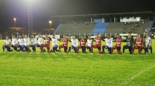 Deu no UOL Esporte: Após acusação de injúria racial, clube de Rondônia repete protesto da NFL