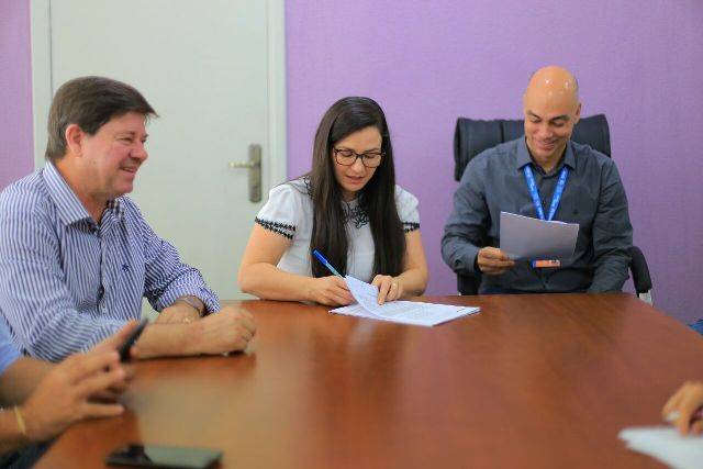 Prefeita assina contrato com Caixa Econômica para retomar obras de escola no bairro “Maria Moura”