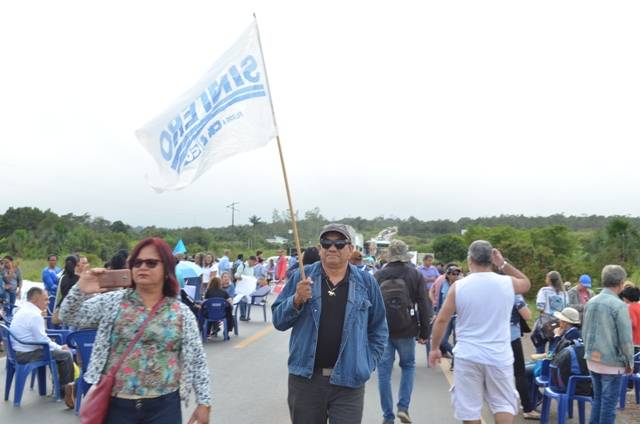 Servidores estaduais da educação fecham BR 364 em Vilhena; mais de trezentos servidores estão no local