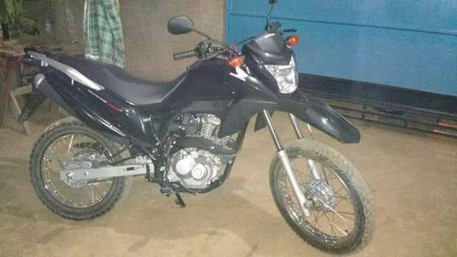 Homem armado com revólver rende esposa e filho de professor para roubar motocicleta em Vilhena