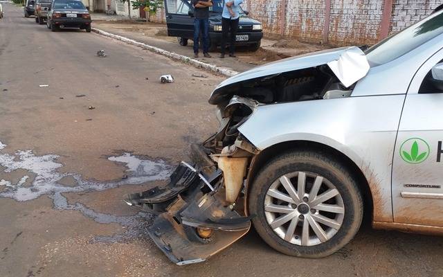 Em Vilhena, carro andando na contramão bate em outro, dirigido por motorista sem habilitação