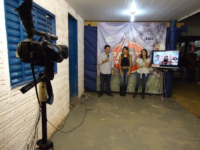 COM 10 PROFISSIONAIS, REDE TV TRANSMITE AO VIVO PROGRAMAÇÃO DA EXPOVIL