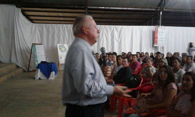 Distribuindo conselhos e “zoando” a si mesmo, megaempresário Mário Gazin ministra palestra em Cerejeiras
