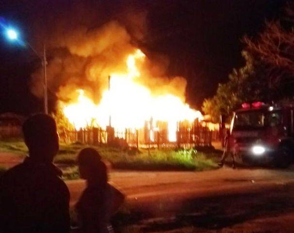 Polícia procura homem que incendiou casa da ex-mulher em Cerejeiras por não se conformar com separação
