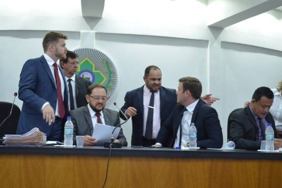 Vereadores vão investigar “fura-fila” e até denúncia de propina na Central de Regulação em Vilhena