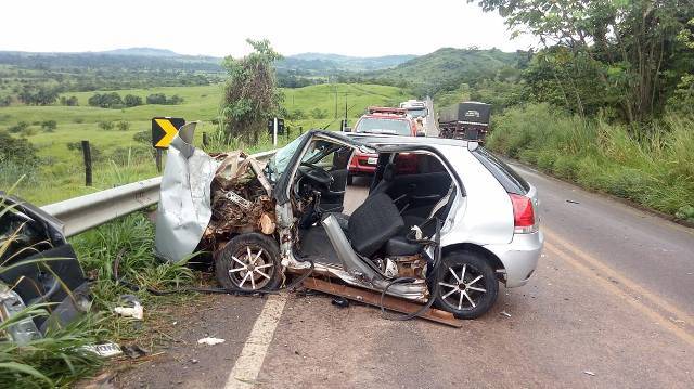 Choque entre carro e carreta deixa motorista preso a ferragens entre Colorado do Oeste e Cerejeiras