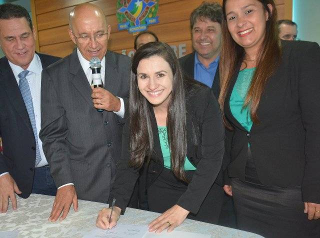 Após anunciar 26 km de asfalto em Vilhena, prefeita assina convênio que prevê só metade da pavimentação