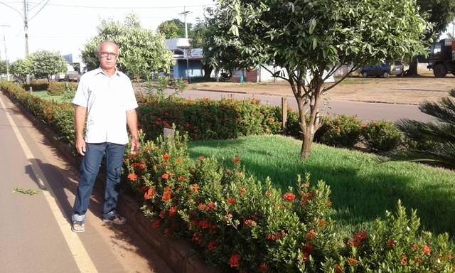 Mecânico cultiva jardim no canteiro central da principal avenida de Cerejeiras e receberá homenagem