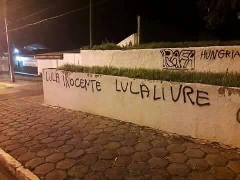 “Lula inocente”. Após prisão de ex-presidente, placas e praça de Colorado amanhecem pichadas