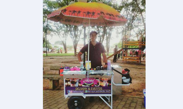 Em Cerejeiras, jovem larga emprego para investir em carrinho de açaí e faz sucesso na cidade