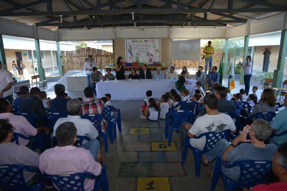Agora como governador, Daniel Pereira volta a berço político e recebe homenagem em escola onde estudou na infância